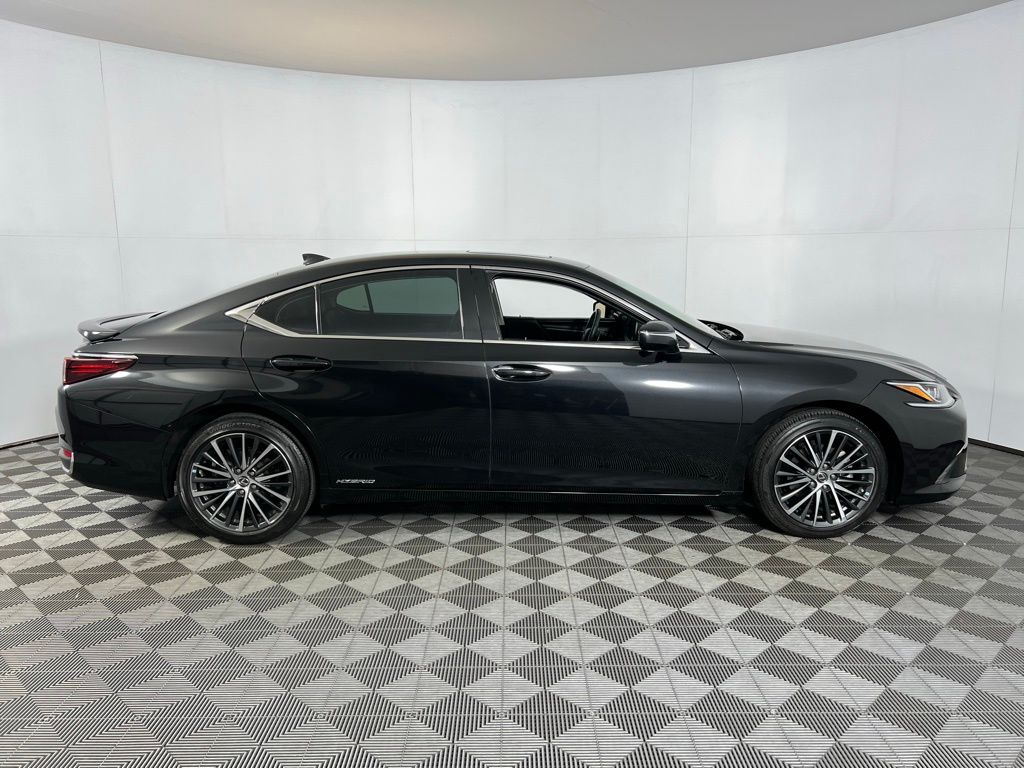 2022 Lexus ES 300h photo 3