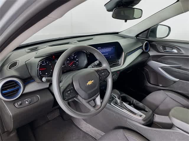 2025 Chevrolet Trax LS photo 9