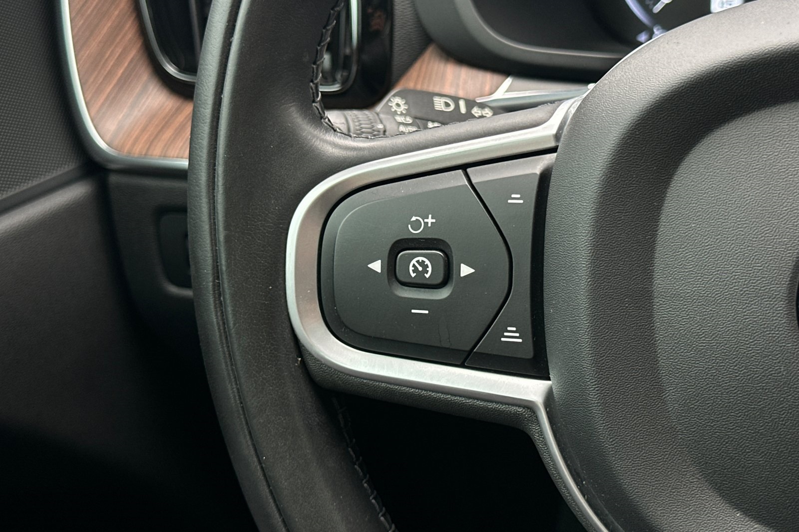 2021 Volvo XC60 T5 Momentum photo 26