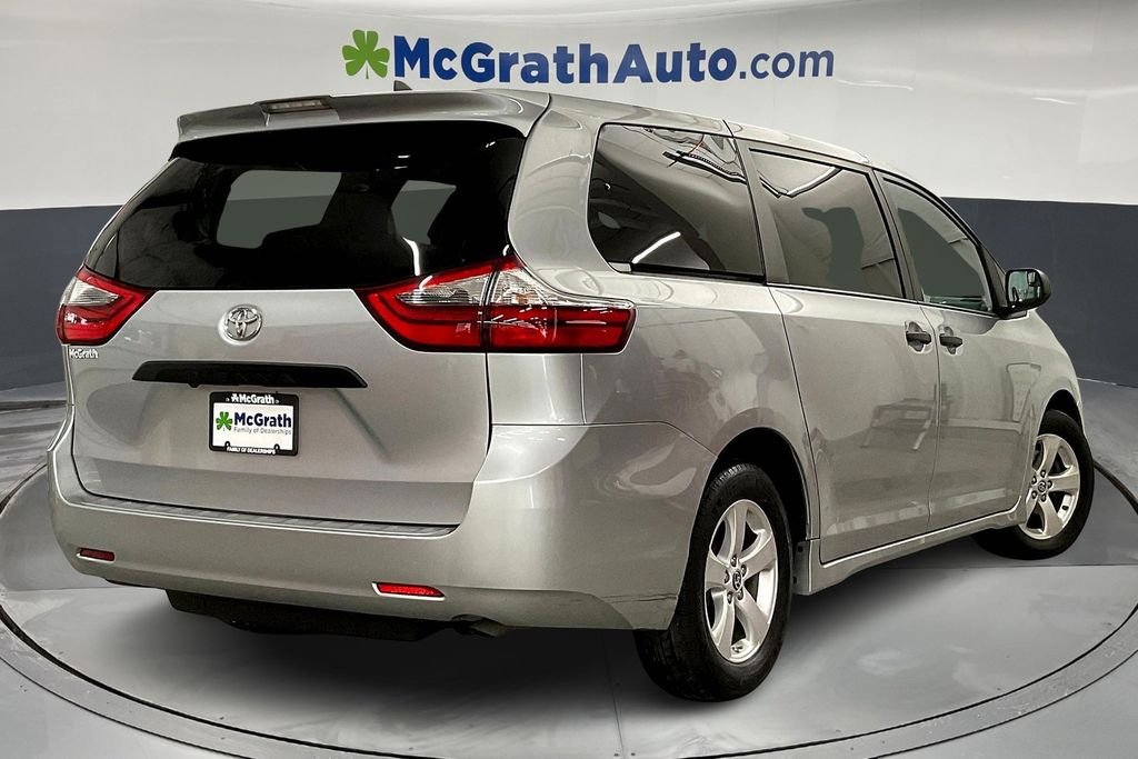 2020 Toyota Sienna L photo 12