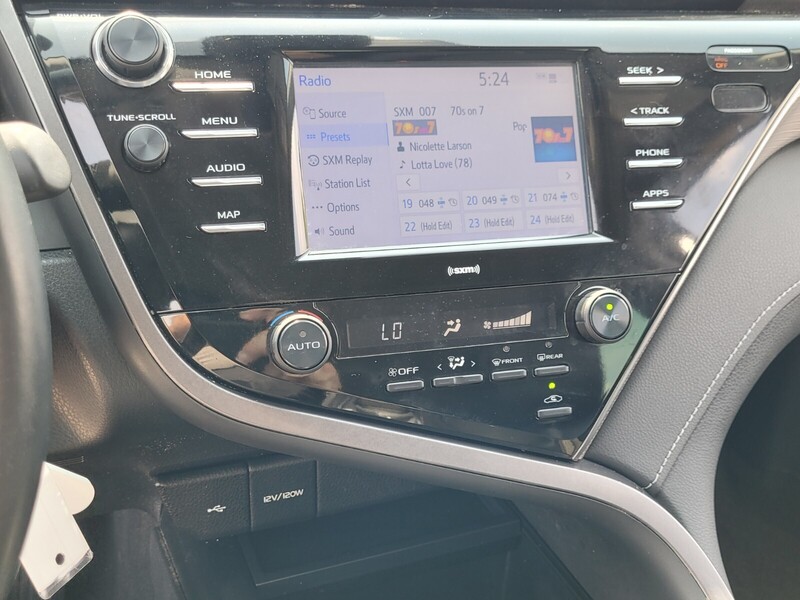2020 Toyota Camry SE photo 14