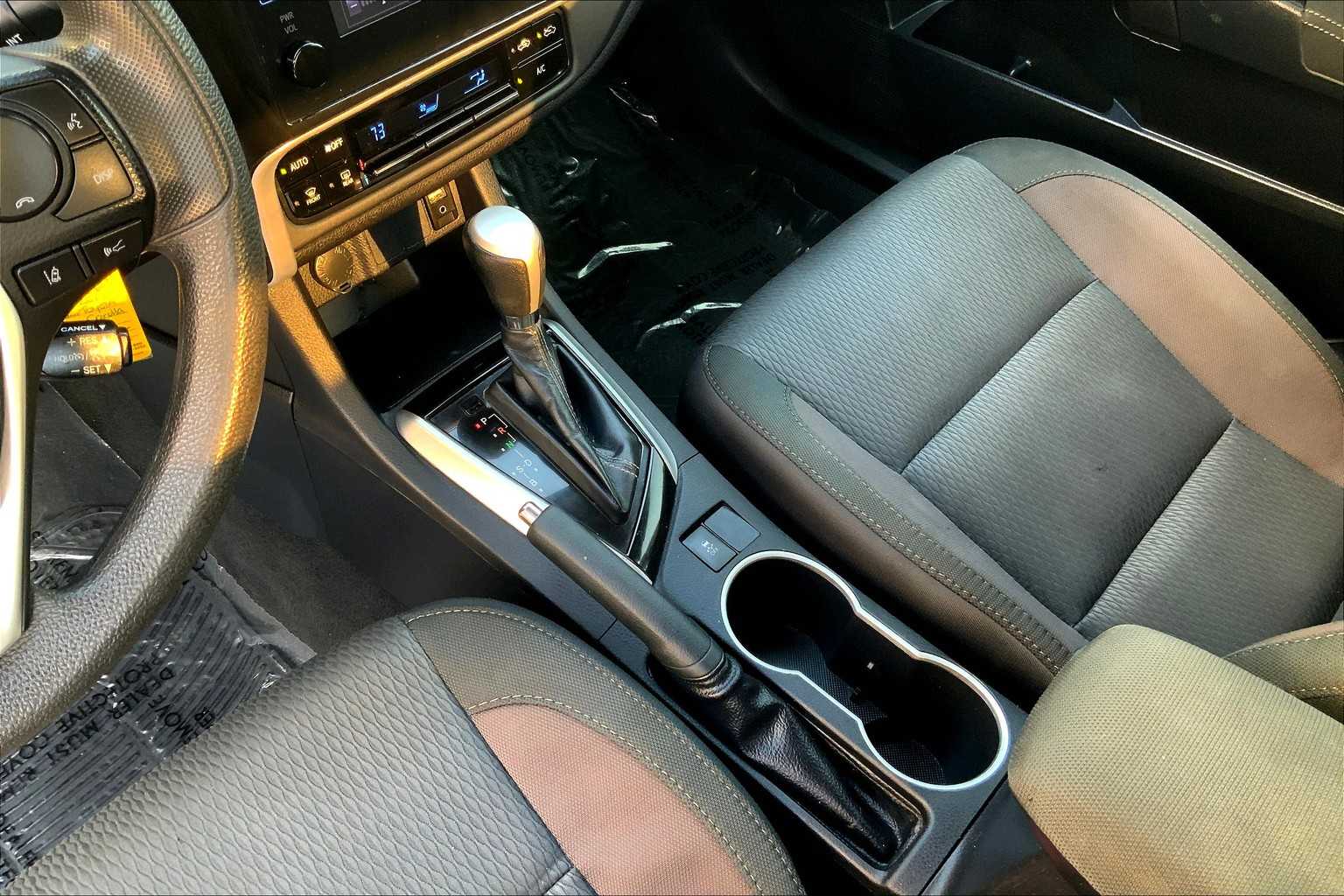 2019 Toyota Corolla LE photo 16