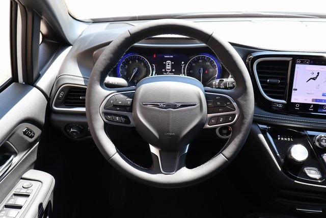 2025 Chrysler Pacifica photo 15