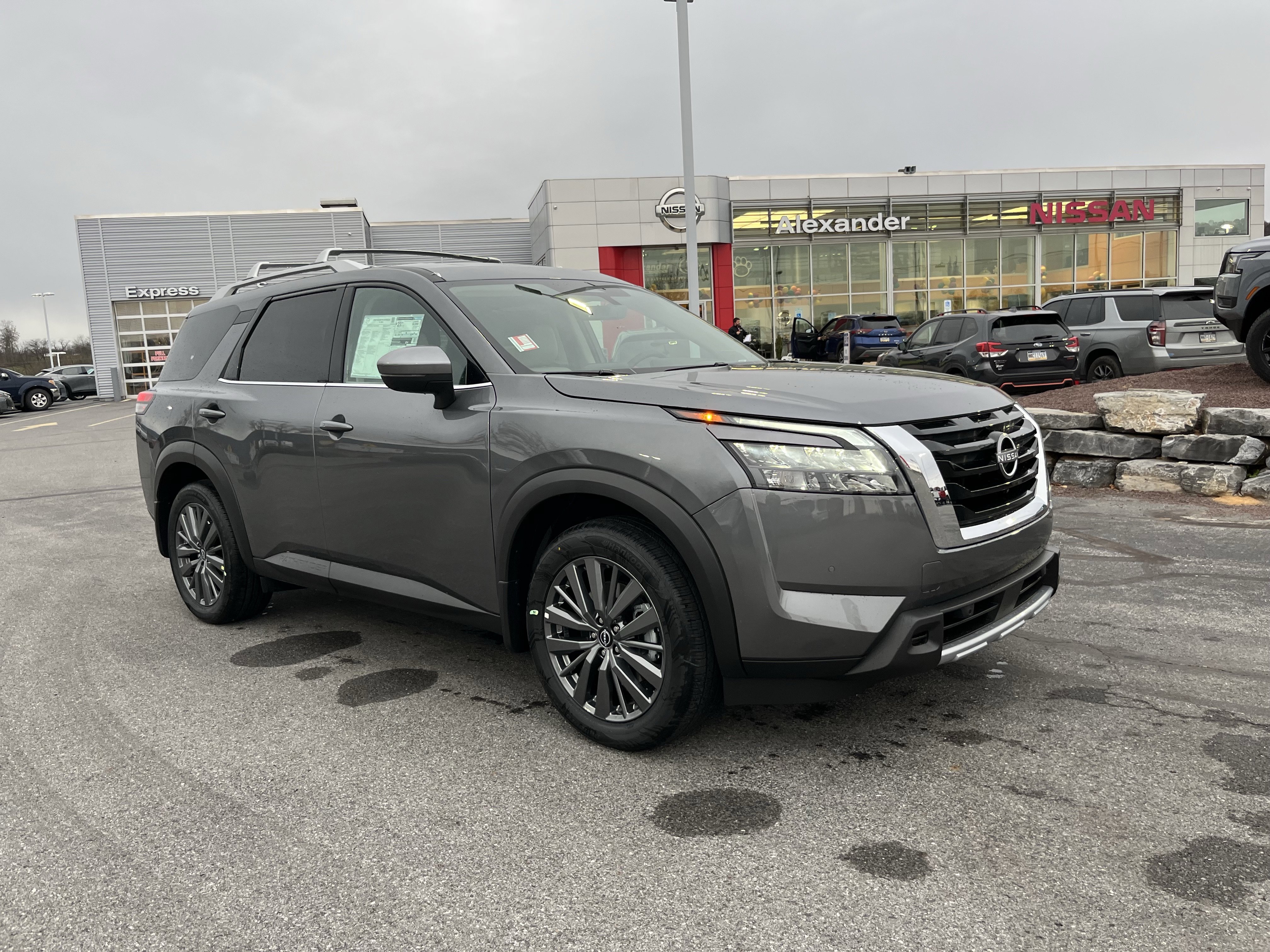 2025 Nissan Pathfinder SL's photo