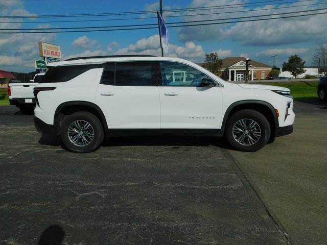 2025 Chevrolet Traverse photo 3