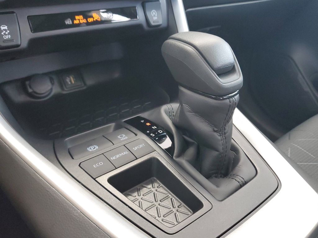2025 Toyota RAV4 XLE photo 23