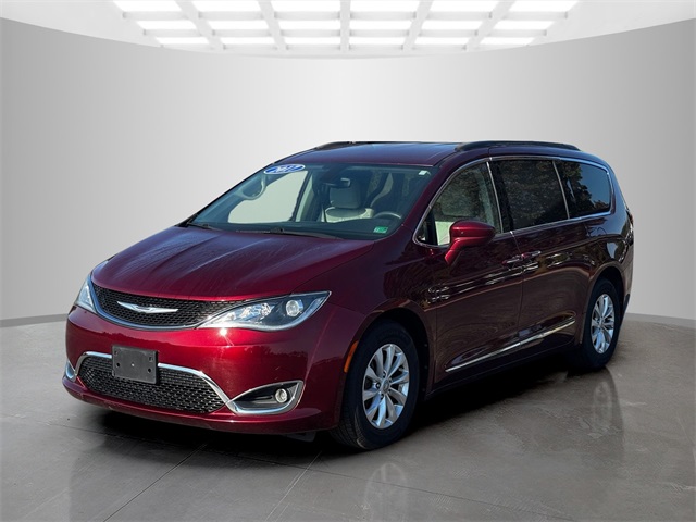 2017 Chrysler Pacifica Touring L photo 3