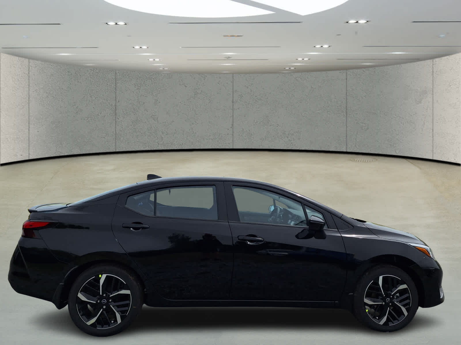 2025 Nissan Versa SR photo 6