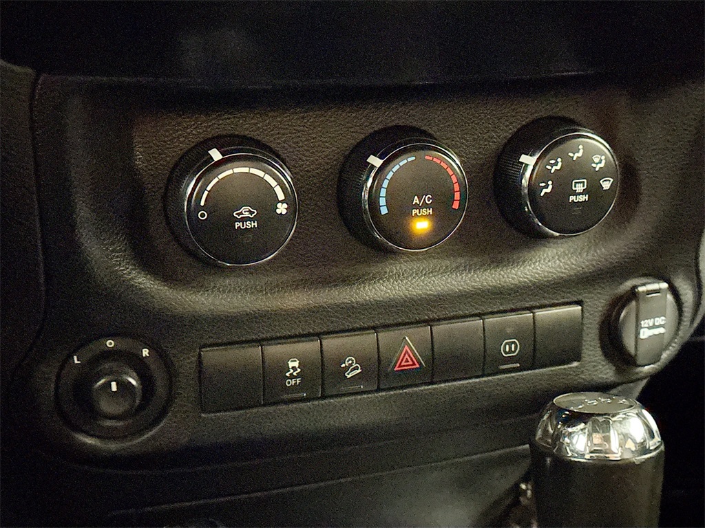 2012 Jeep Wrangler Sahara photo 21