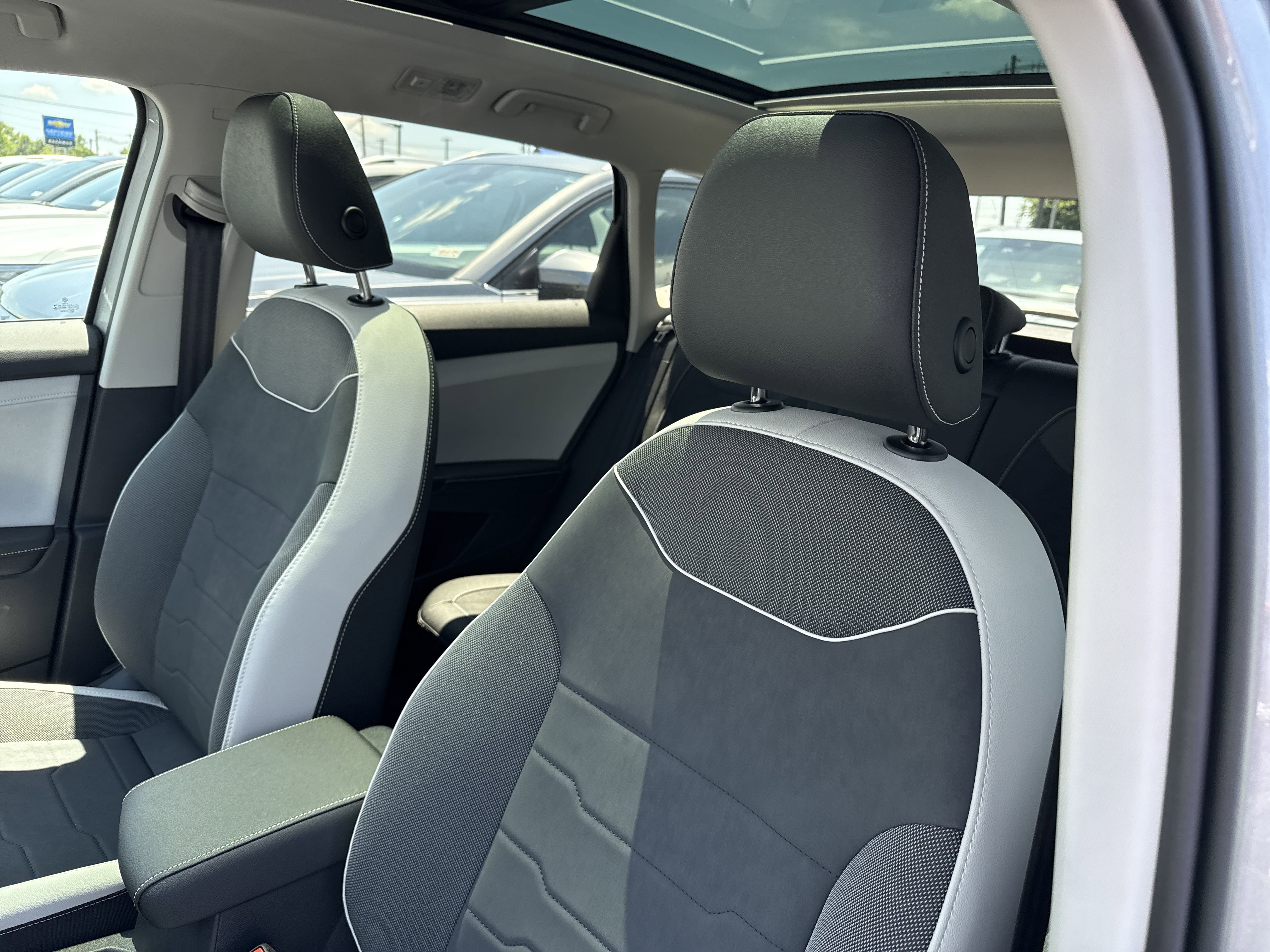 2025 Volkswagen Taos SE photo 2