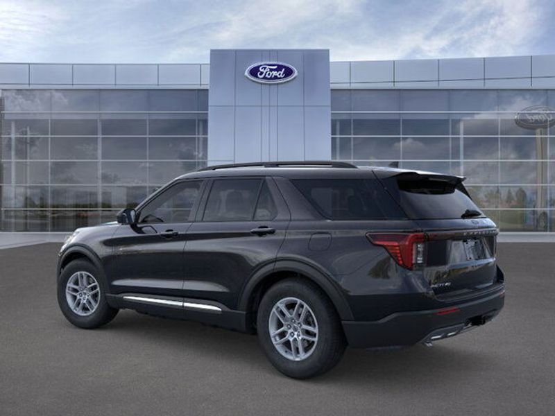 2025 Ford Explorer photo 2