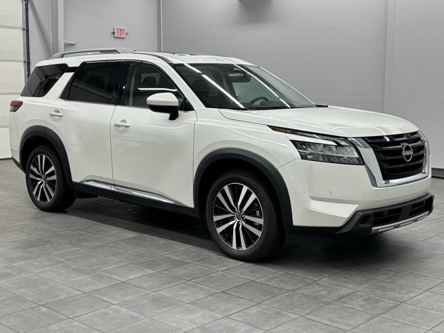 2024 Nissan Pathfinder Platinum's photo