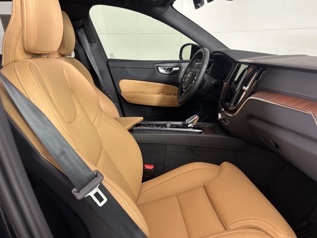 2025 Volvo XC60 B5 photo 12