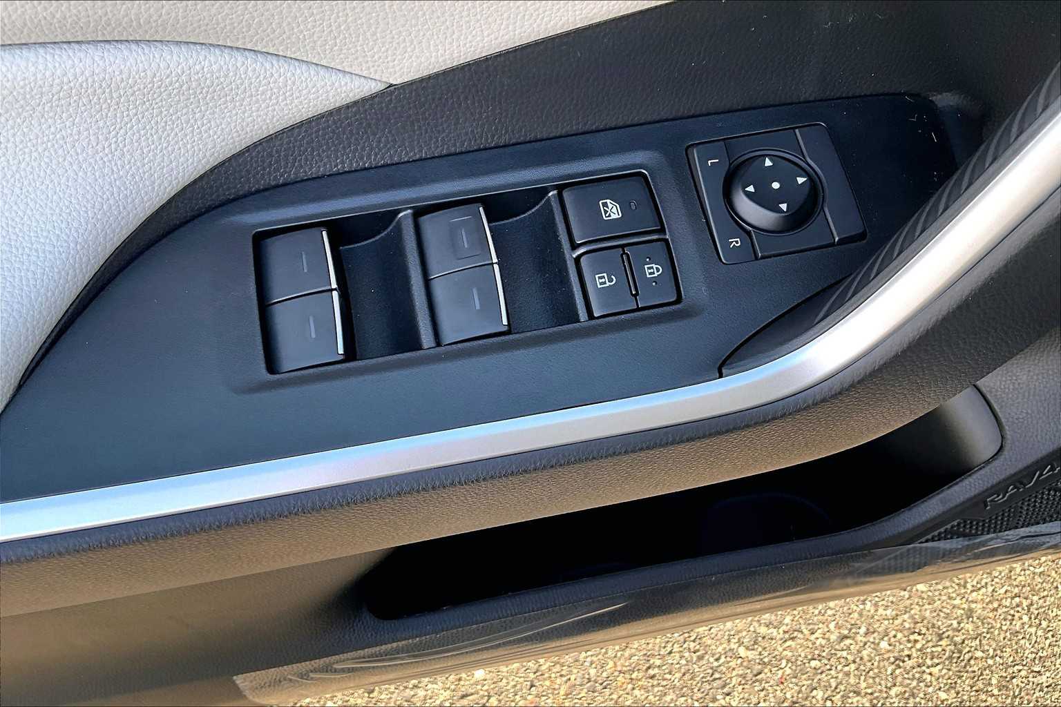 2025 Toyota RAV4 XLE photo 17