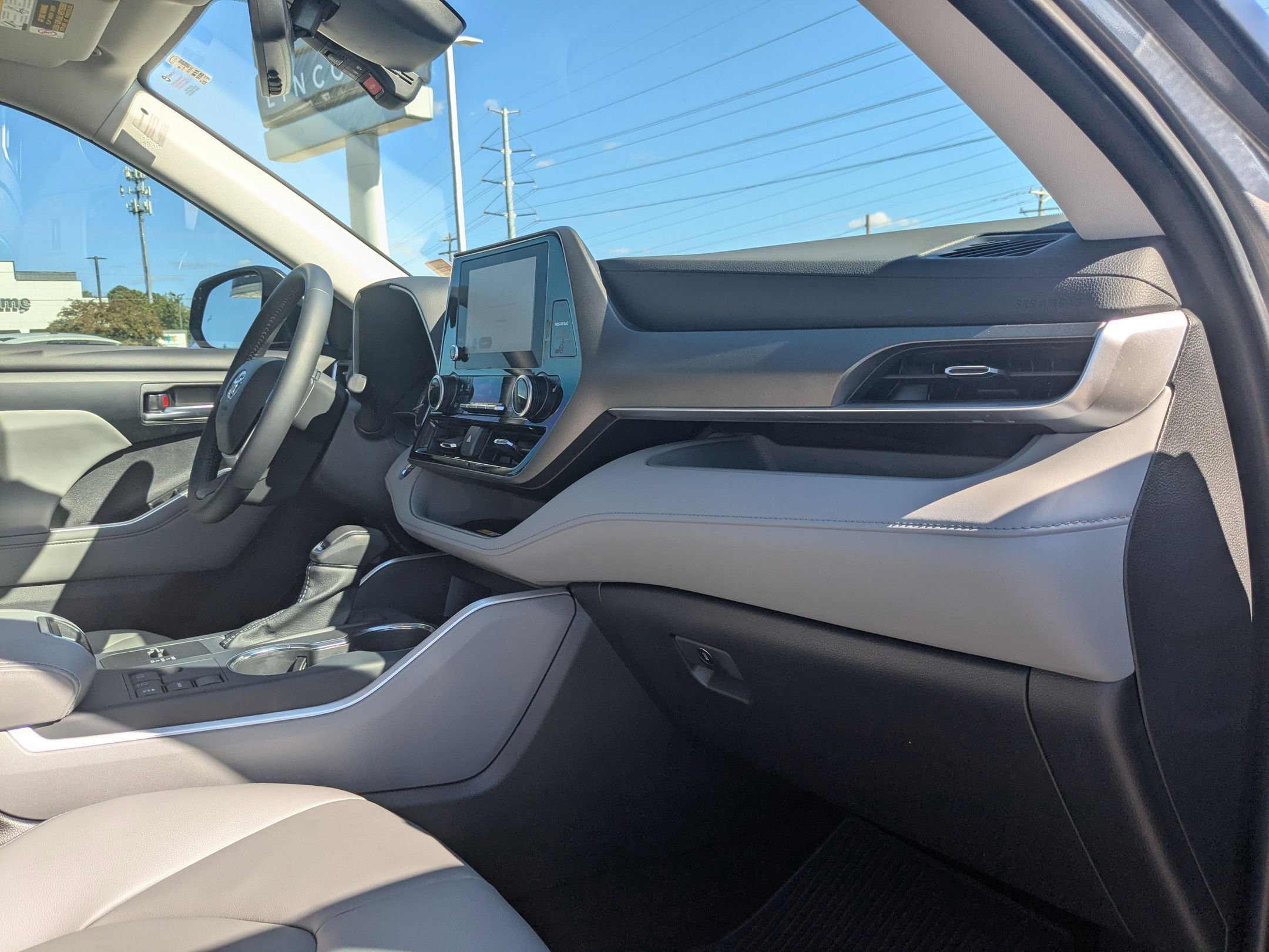 2025 Toyota Highlander XLE photo 32