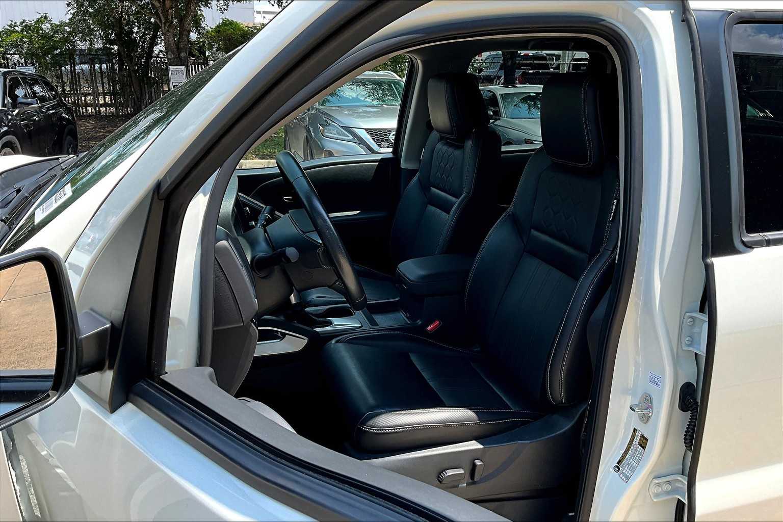 2024 Nissan Frontier SL photo 7