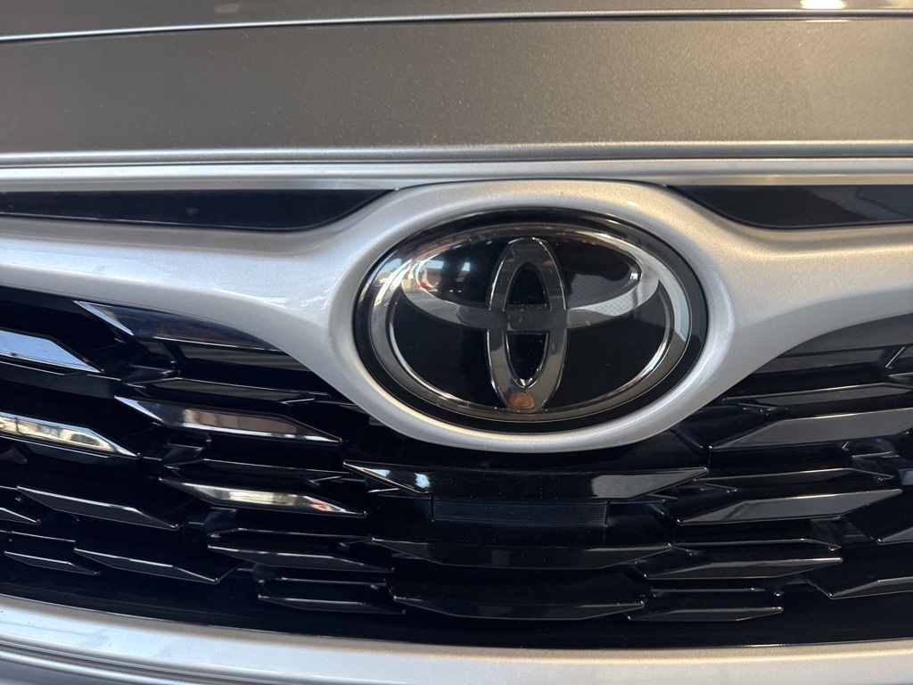 2022 Toyota Highlander LE photo 10