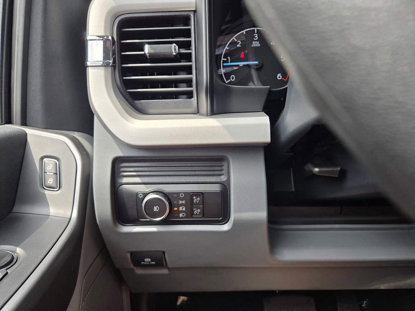 2025 Ford F-600 photo 12