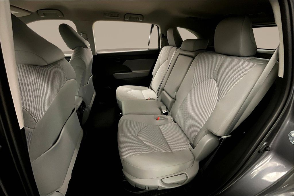 2021 Toyota Highlander Hybrid LE photo 24