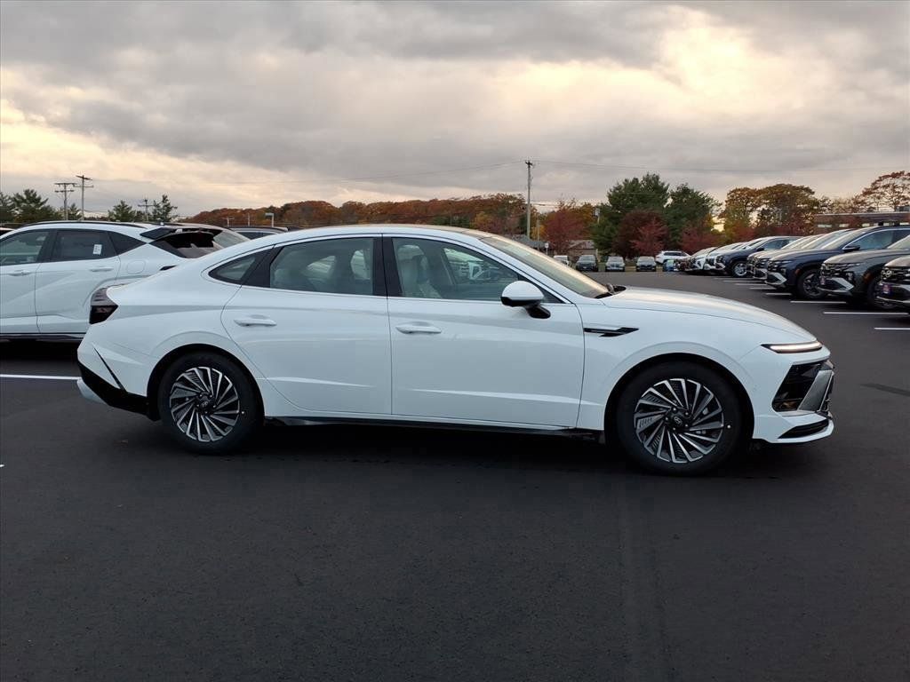 2026 Hyundai Sonata Hybrid Limited photo 4