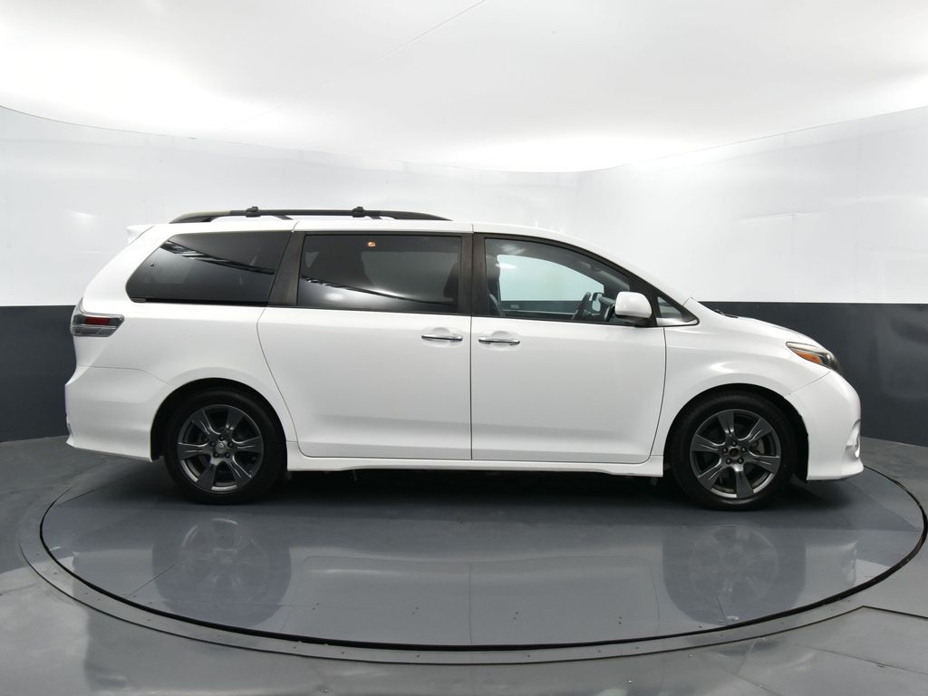 2017 Toyota Sienna SE photo 36