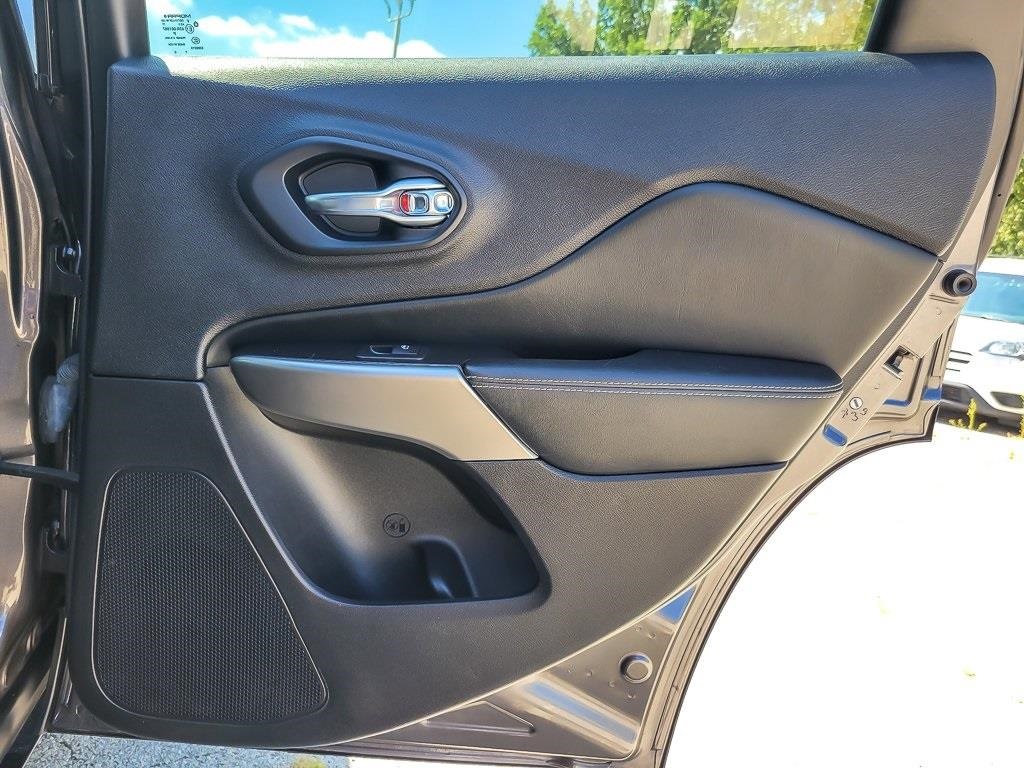 2021 Jeep Cherokee Latitude Lux photo 18
