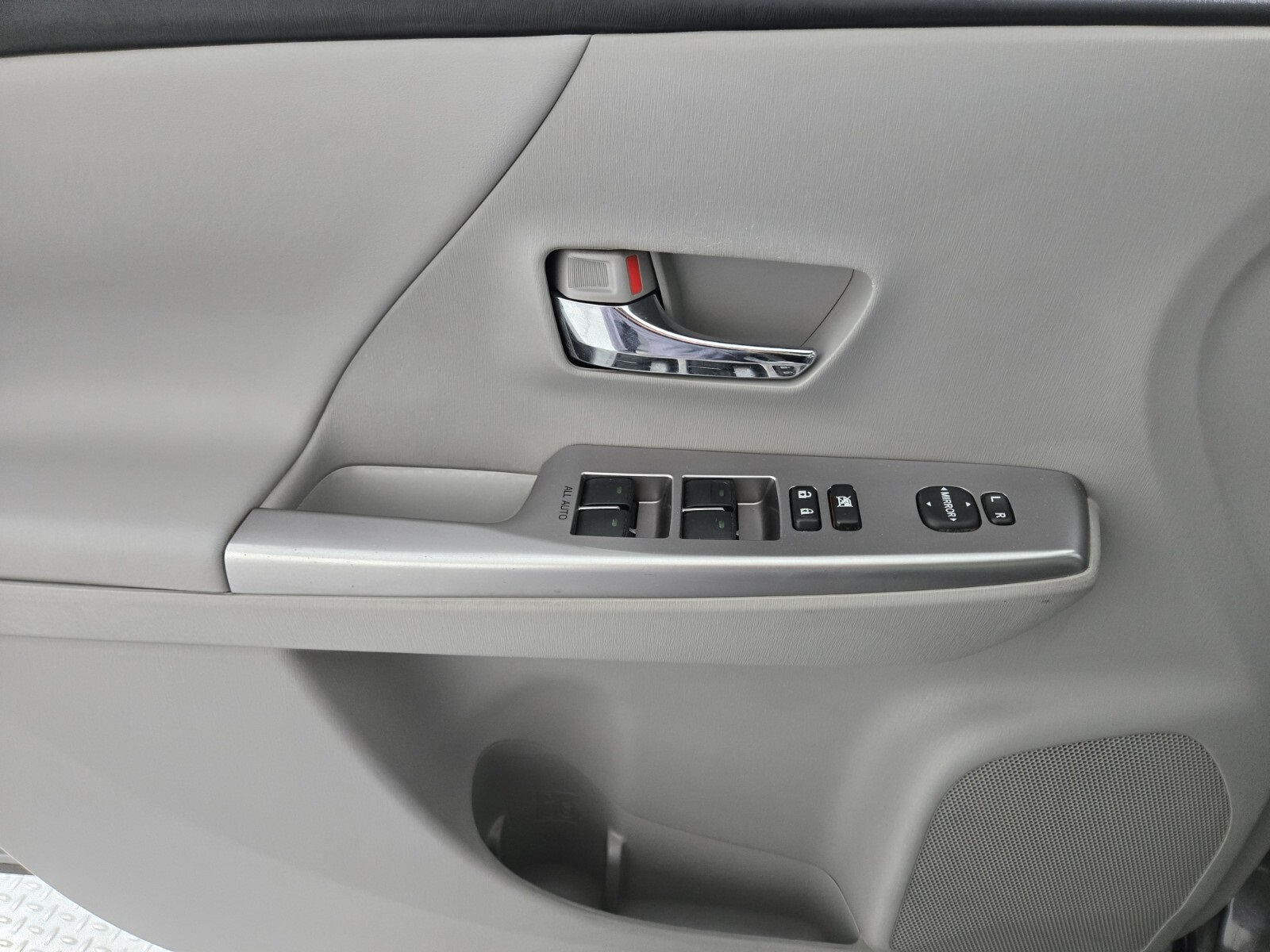 2015 Toyota Prius V Four photo 19