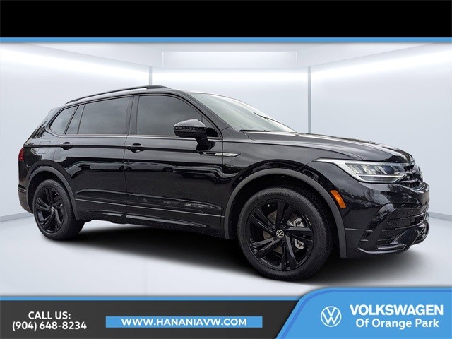 2024 Volkswagen Tiguan SE R-LINE BLACK's photo