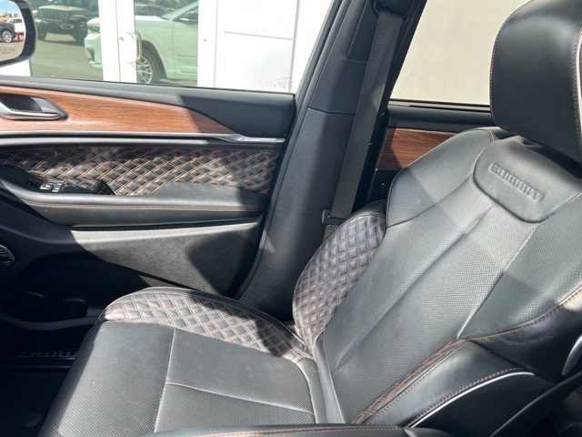 2023 Jeep Grand Cherokee L Summit photo 2
