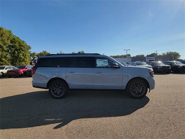 2025 Ford Expedition Platinum MAX photo 2