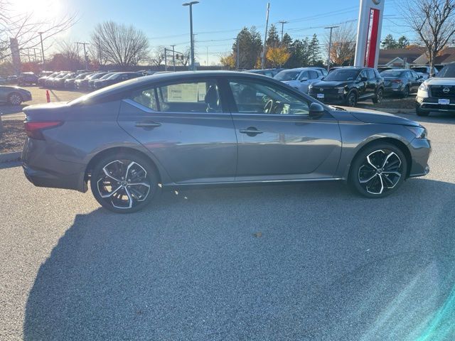 2025 Nissan Altima 2.5 SR photo 3