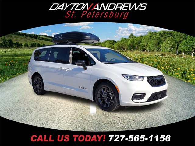 2025 Chrysler Pacifica Select's photo