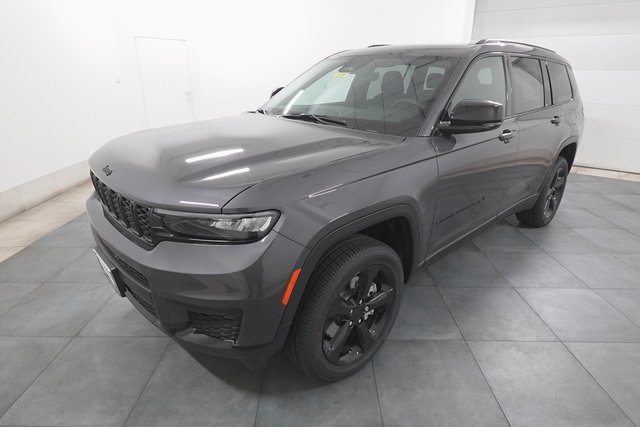 2025 Jeep Grand Cherokee Laredo Altitude photo 3