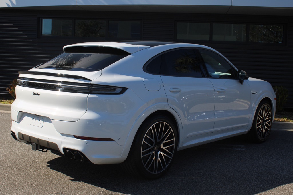 2026 Porsche Cayenne Turbo E-Hybrid Coupe photo 4