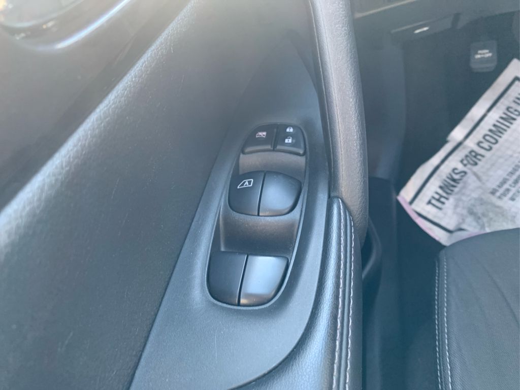 2020 Nissan Rogue SV photo 25