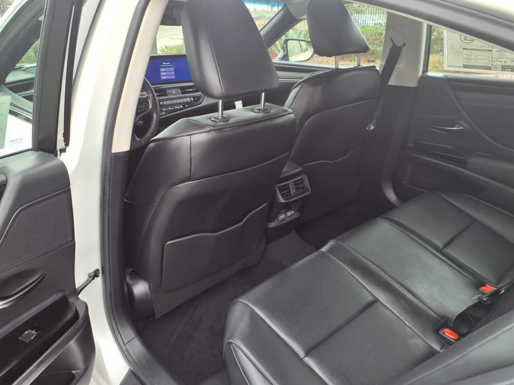 2025 Lexus ES 300h photo 8