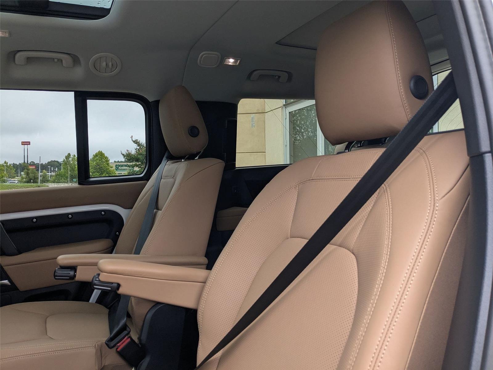 2025 Land Rover Defender 130 X-Dynamic SE photo 25