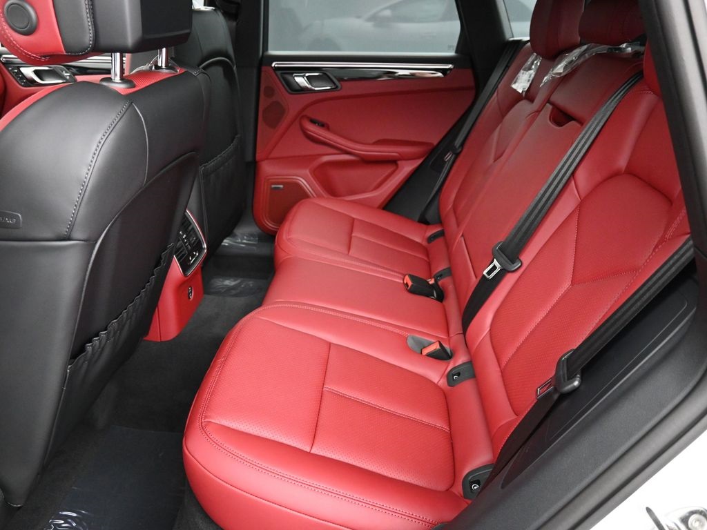 2026 Porsche Macan T photo 6