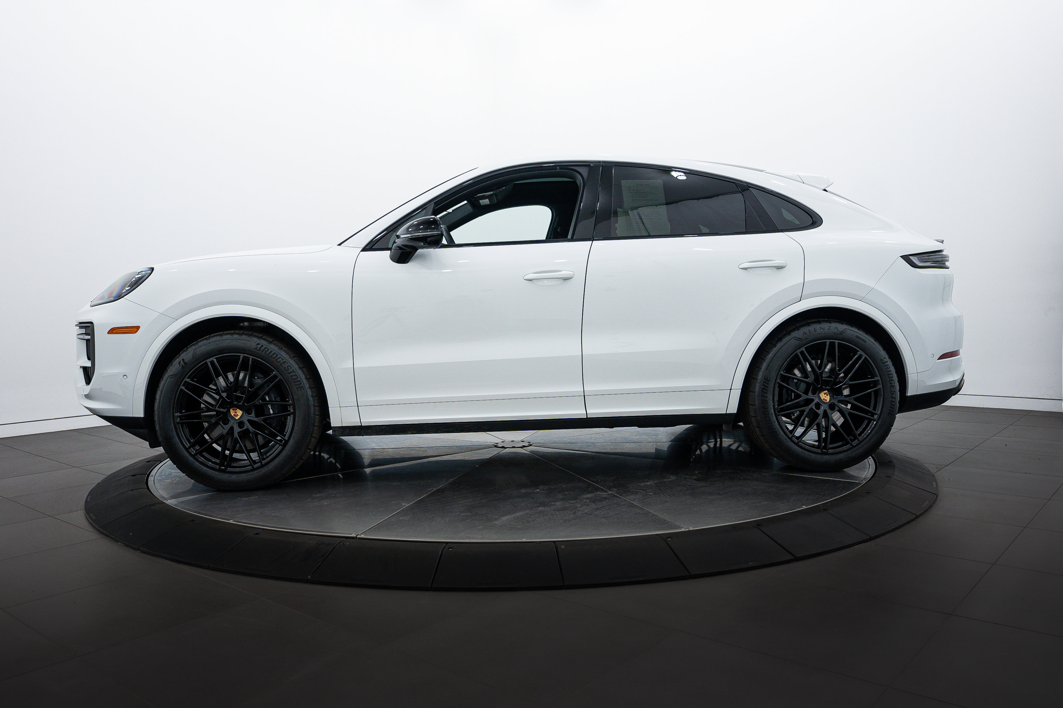 2025 Porsche Cayenne Coupe photo 2