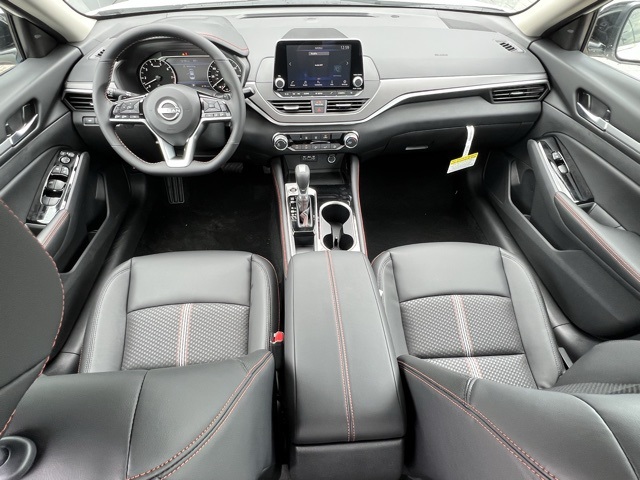 2025 Nissan Altima SR photo 2