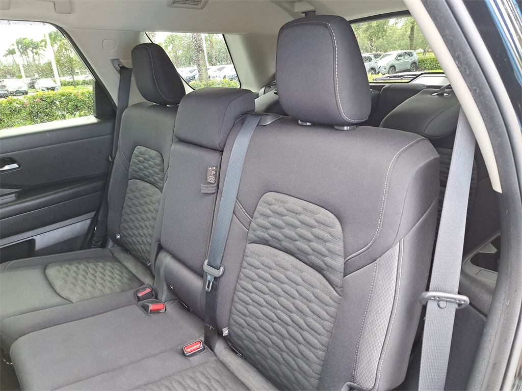 2022 Nissan Pathfinder S photo 13