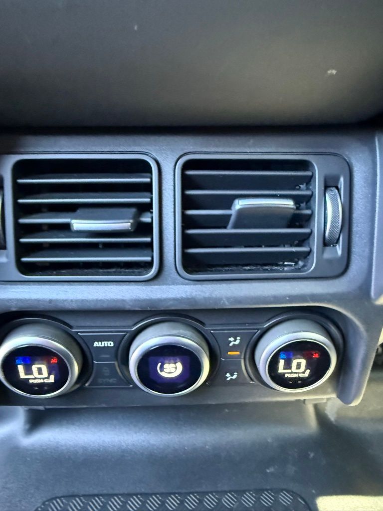 2024 Land Rover Defender 110 X-Dynamic SE photo 26