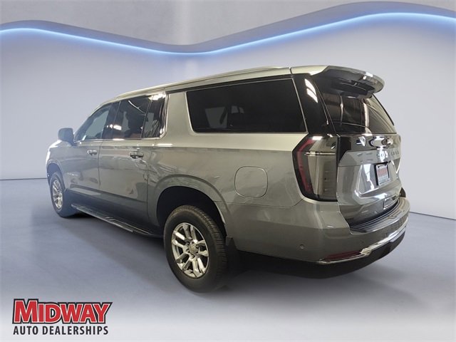 2025 Chevrolet Suburban LT photo 3