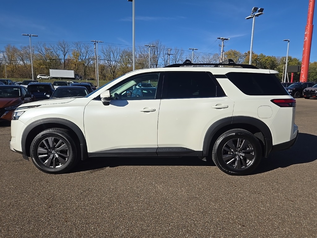 2022 Nissan Pathfinder SV photo 4