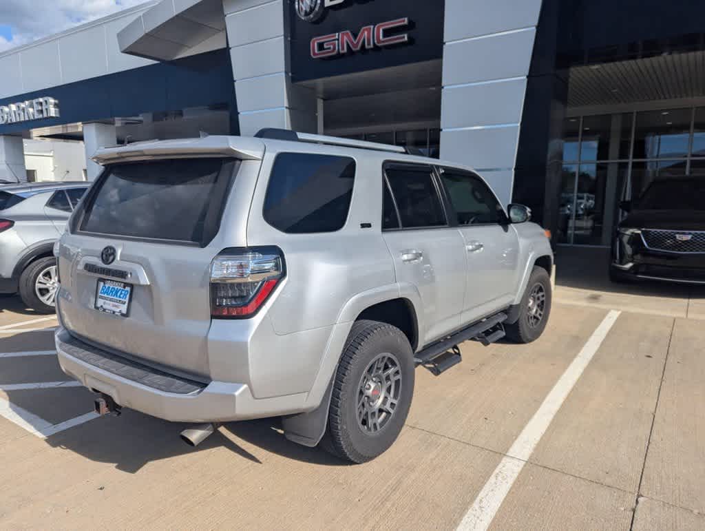 2019 Toyota 4Runner SR5 photo 2