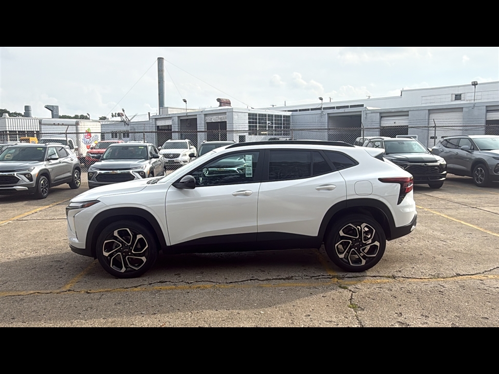 2025 Chevrolet Trax photo 3