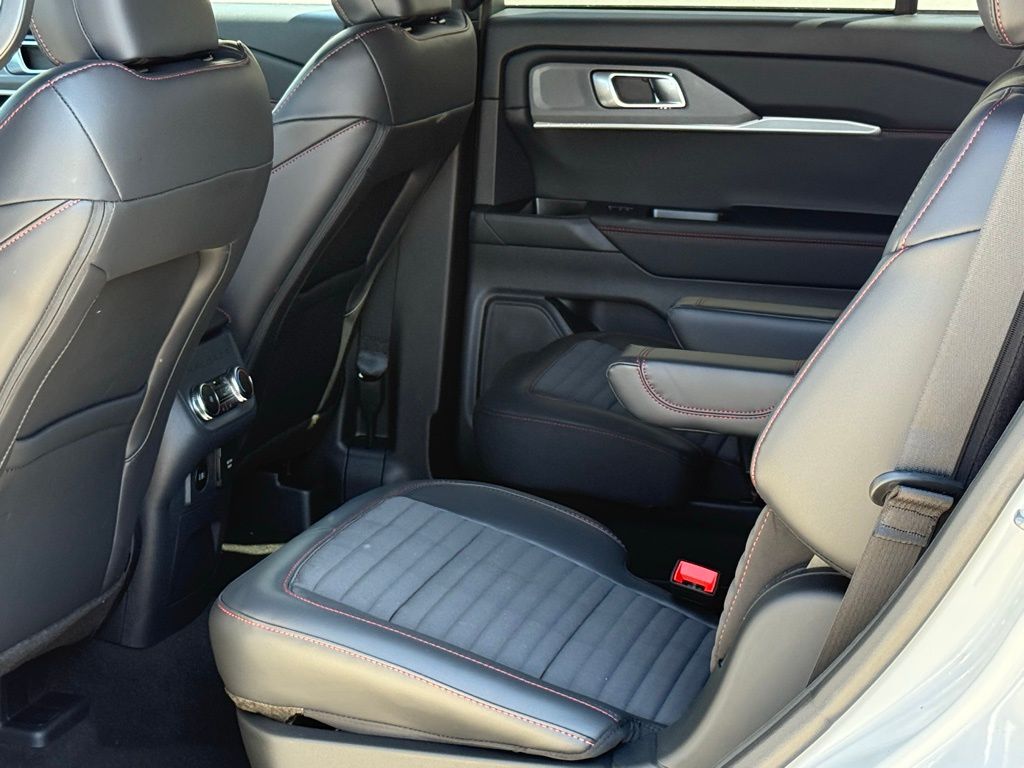 2025 Ford Explorer ST-Line photo 5