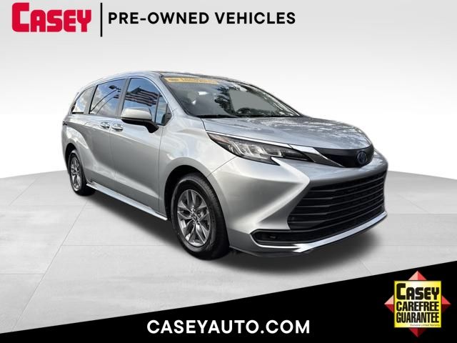 2023 Toyota Sienna LE's photo
