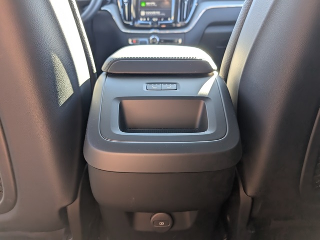 2025 Volvo XC60 B5 Plus photo 26