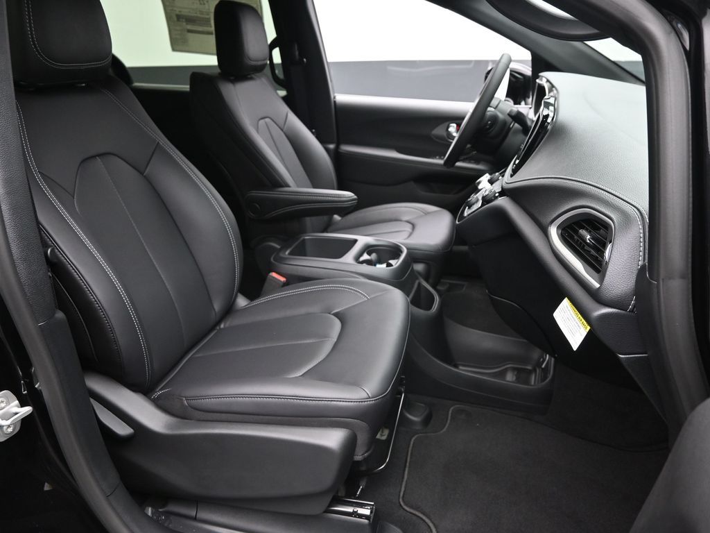 2026 Chrysler Pacifica photo 6